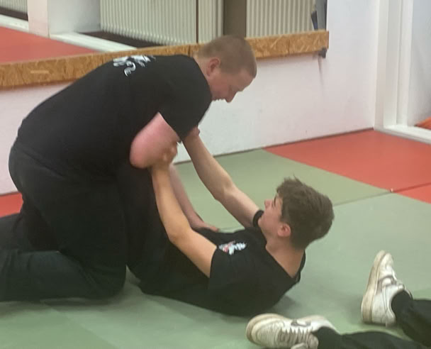 Kostenloses Stock Foto zu aktiver lebensstil, armtraining, athletische frau